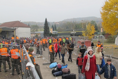 Bundesheer und Refugees: Menschen kommen im Transitbereich auf österreichischem Staatsgebiet an.